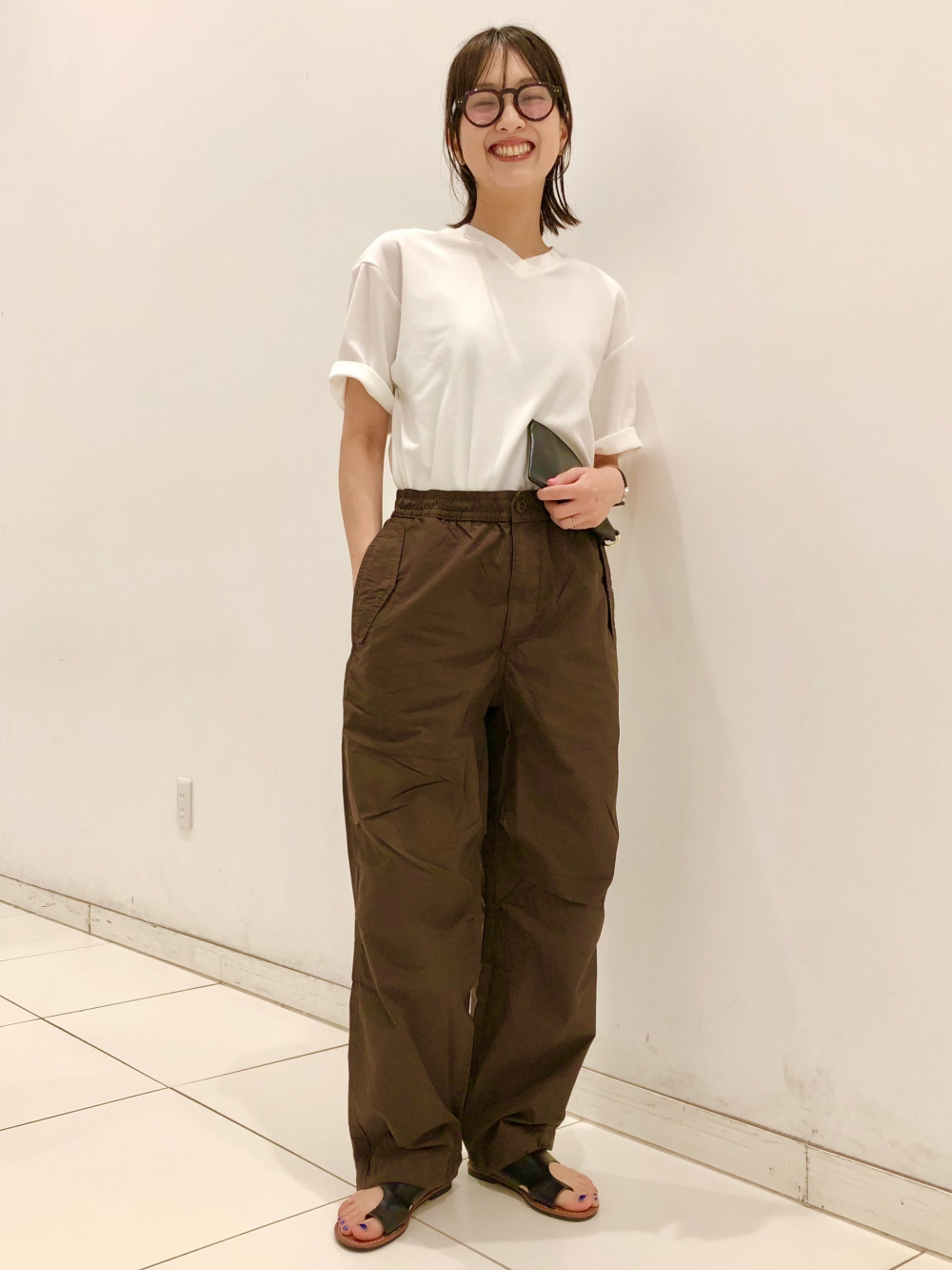 ポケッタブルUVカットパーカ/チェック、パラシュートパンツ」の着用