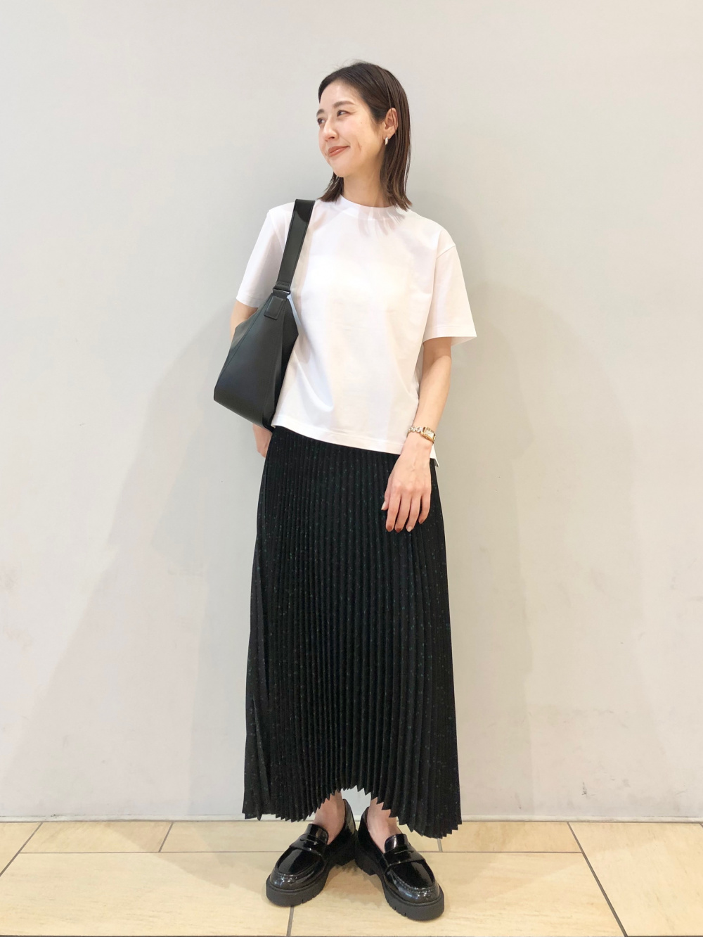ボーダーVネックショートセーター、タックワイドストレートパンツ」の