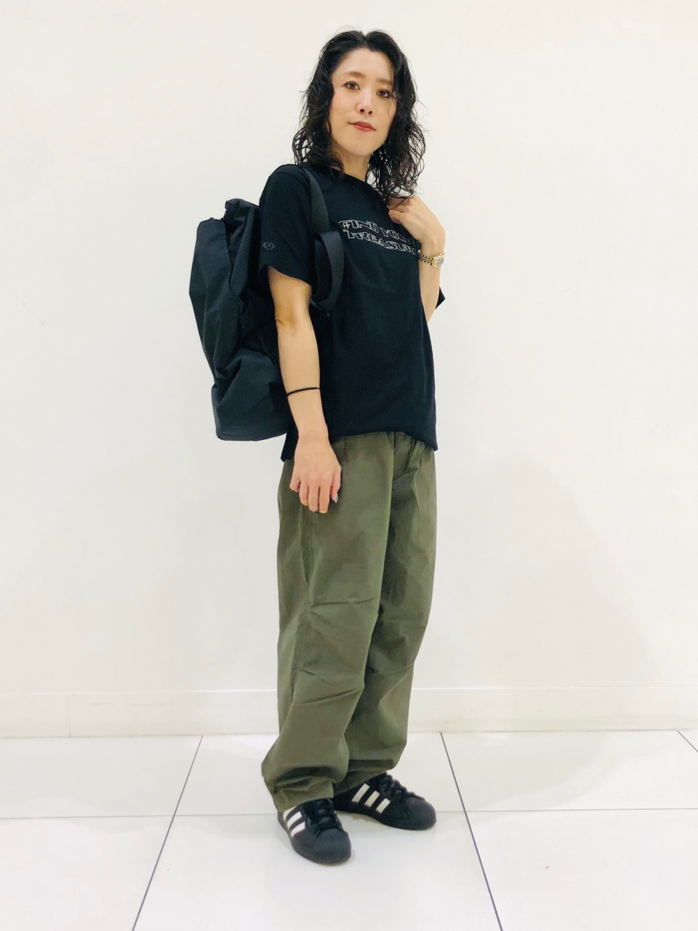 ポケッタブルUVカットパーカ/チェック、パラシュートパンツ」の着用