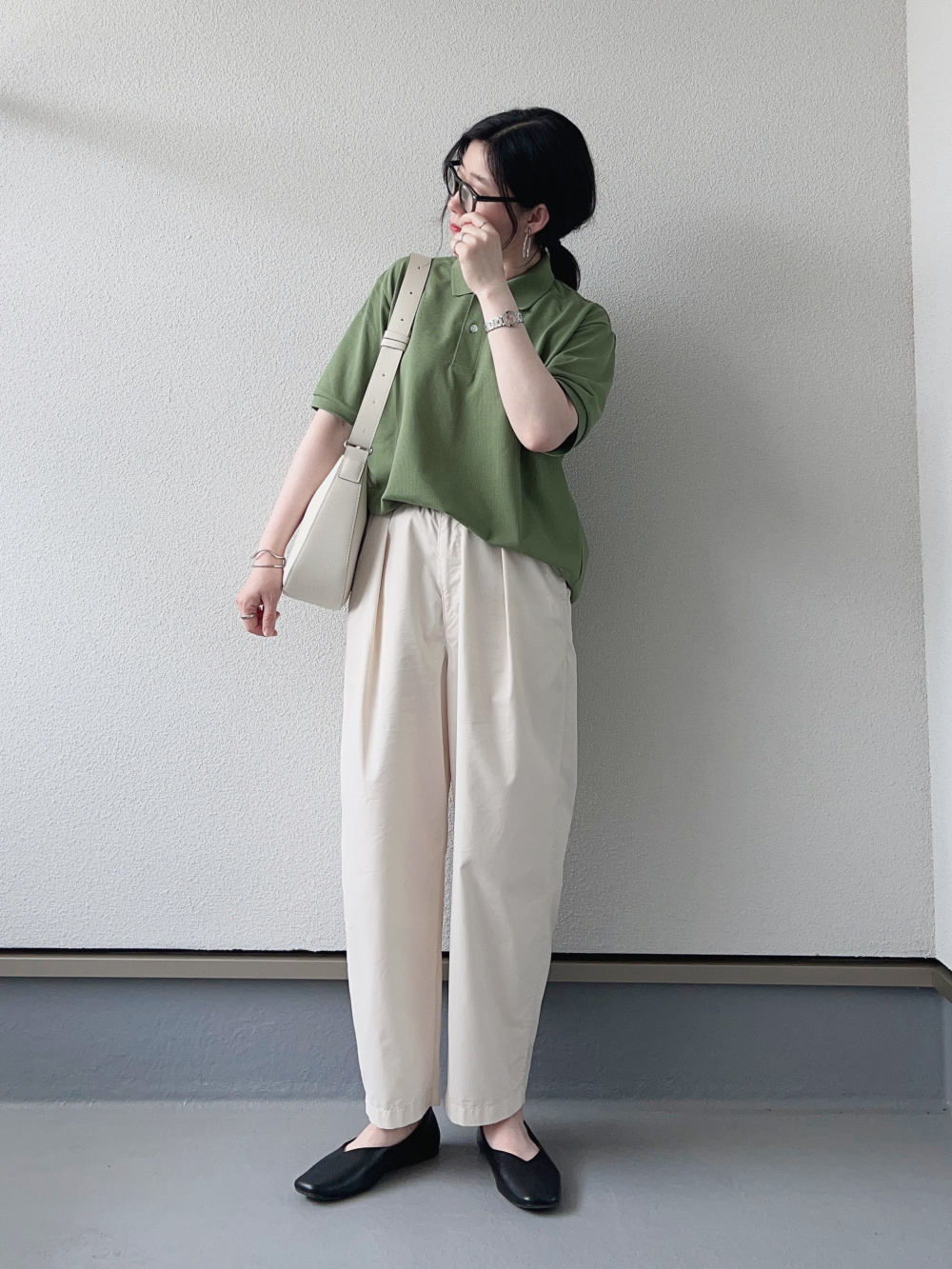 ニットポロシャツ、Vネックカーディガン」の着用コーディネート