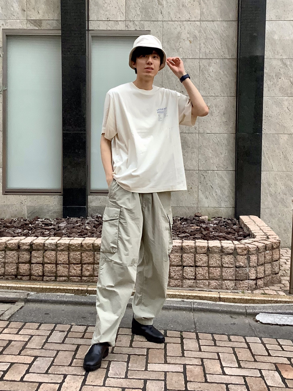 ニットTシャツ、ボクシーテーラードジャケット」の着用