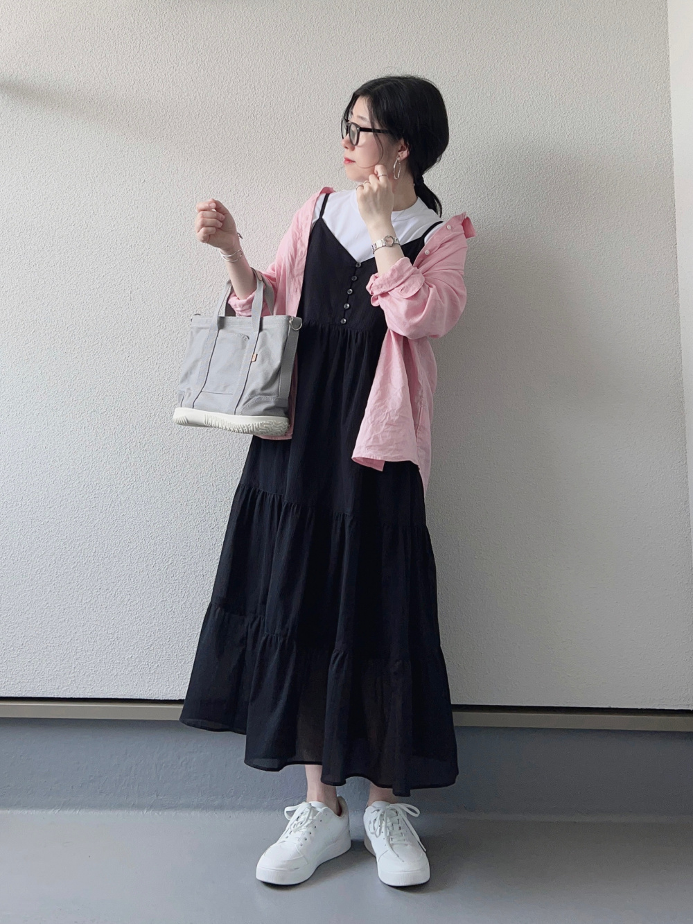 クリンクルコットンキャミソールワンピース、レースブラウス」の着用