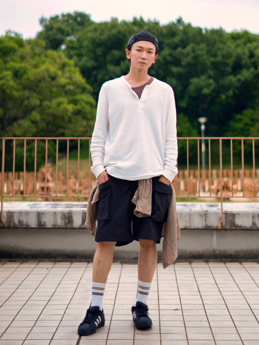 ワッフルヘンリーネックTシャツ、ドライEXタンクトップ」の着用