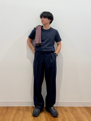 ユニクロのタックワイドパンツ】新色ネイビーが素敵！「丈長め」を補正してみました | LEE