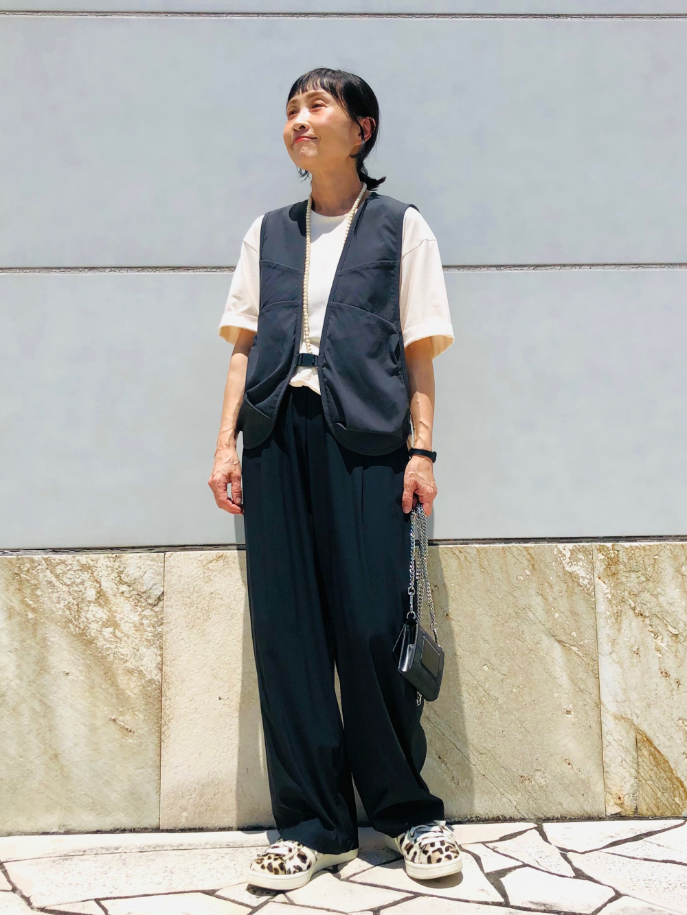 ニットTシャツ、ボクシーテーラードジャケット」の着用