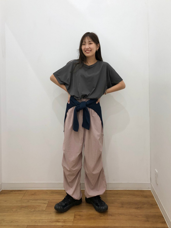 メリノタートルネックセーター、パラシュートパンツのコーディネート