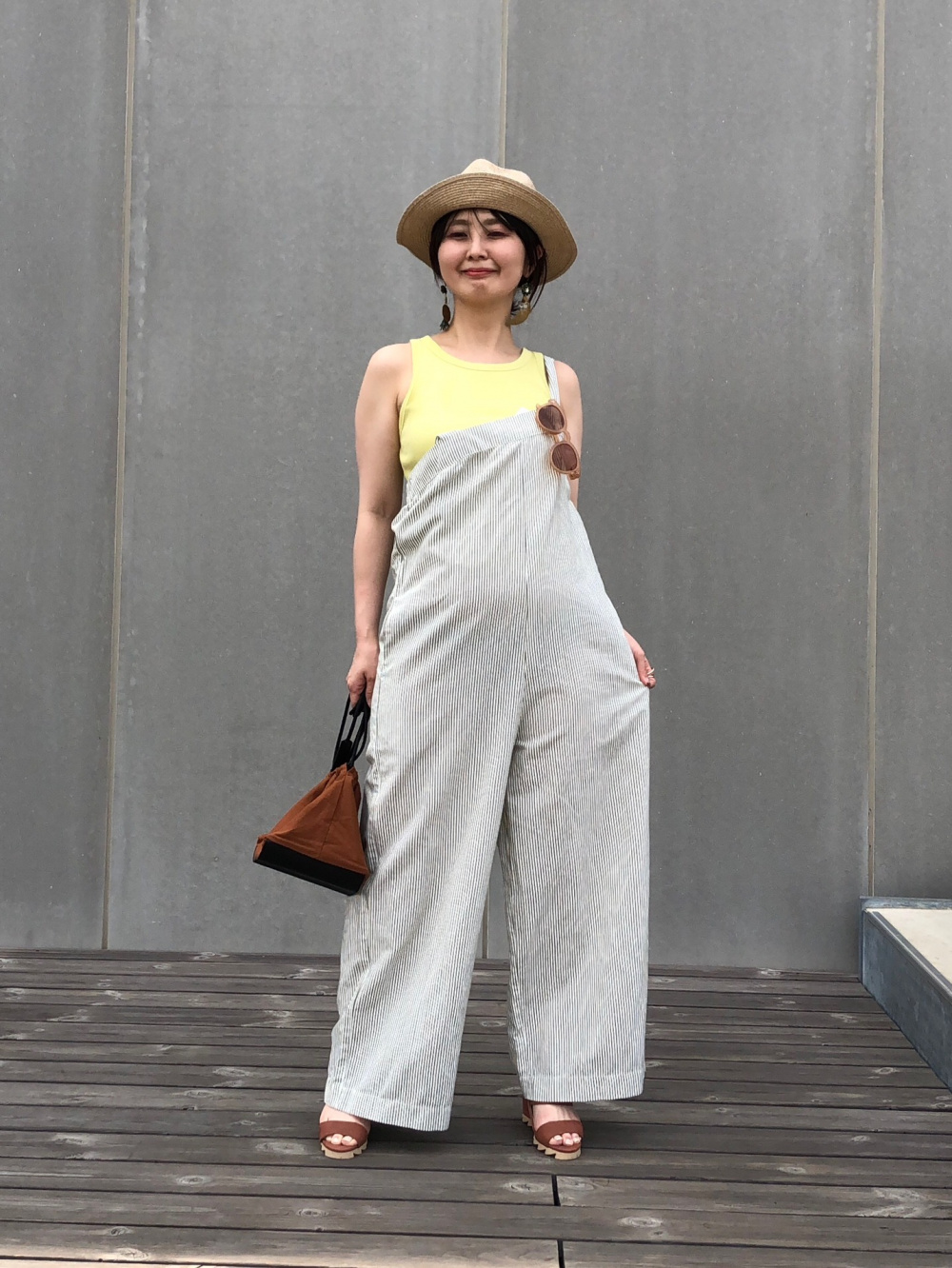 リネンブレンドサロペット/ストライプ、ラッフルスリーブT」の着用 