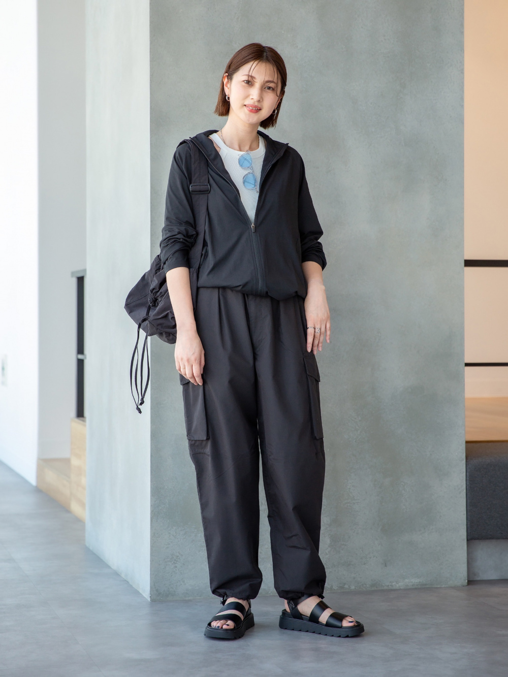 ハイネックT（5分袖）、ワイドフィットパラシュートカーゴパンツ