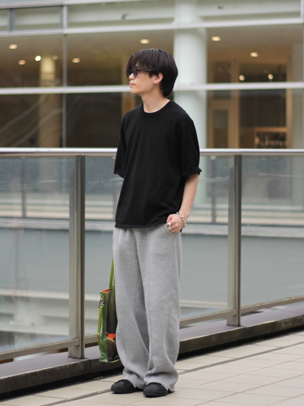 ニットTシャツ、ユーティリティフーデッドジャケット」の着用