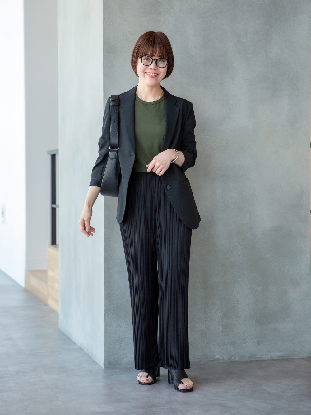 感動ジャケット、プリーツストレートパンツ/丈短め」の着用