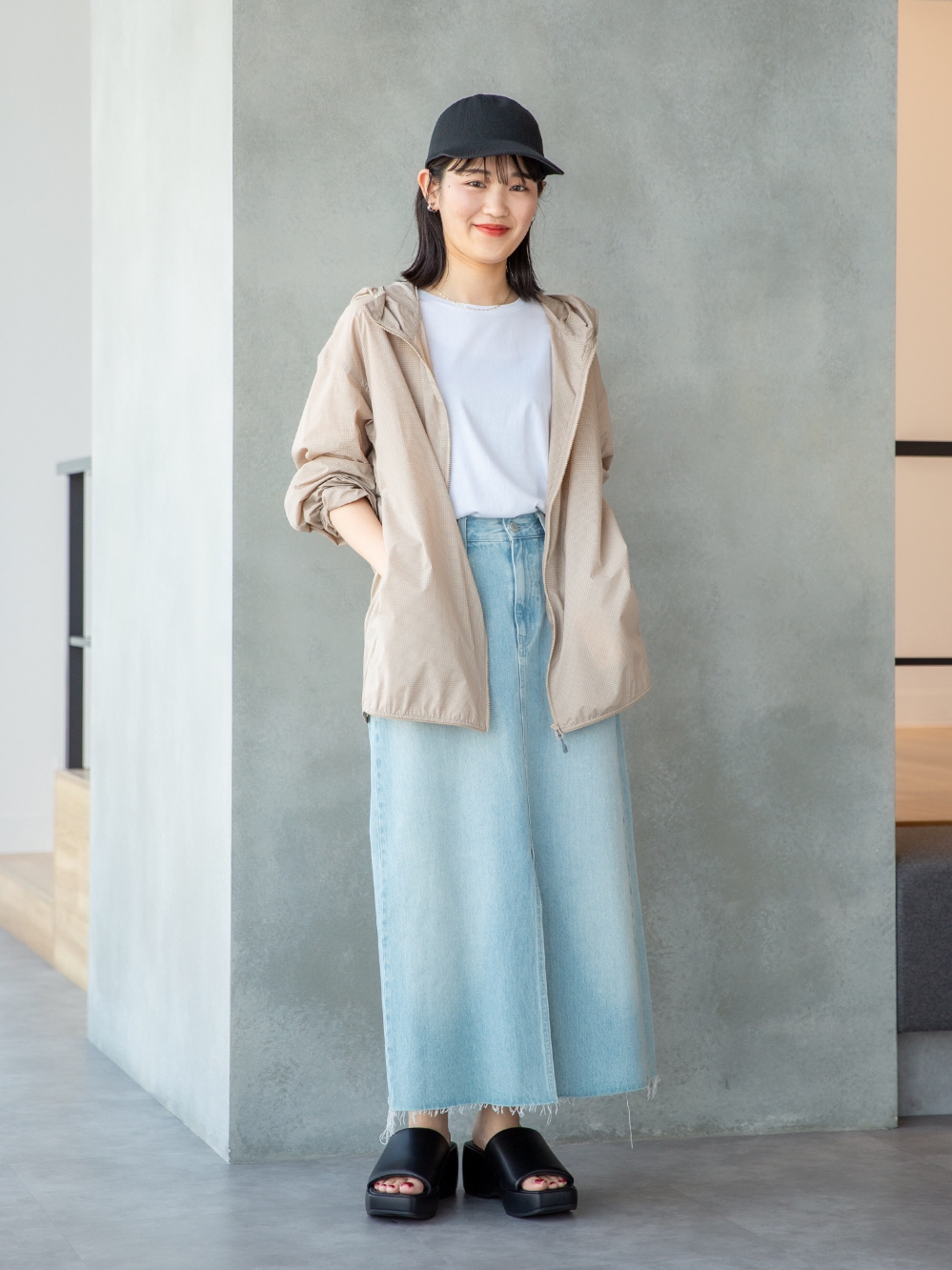 ポケッタブルUVカットパーカ/チェック、パラシュートパンツ」の着用