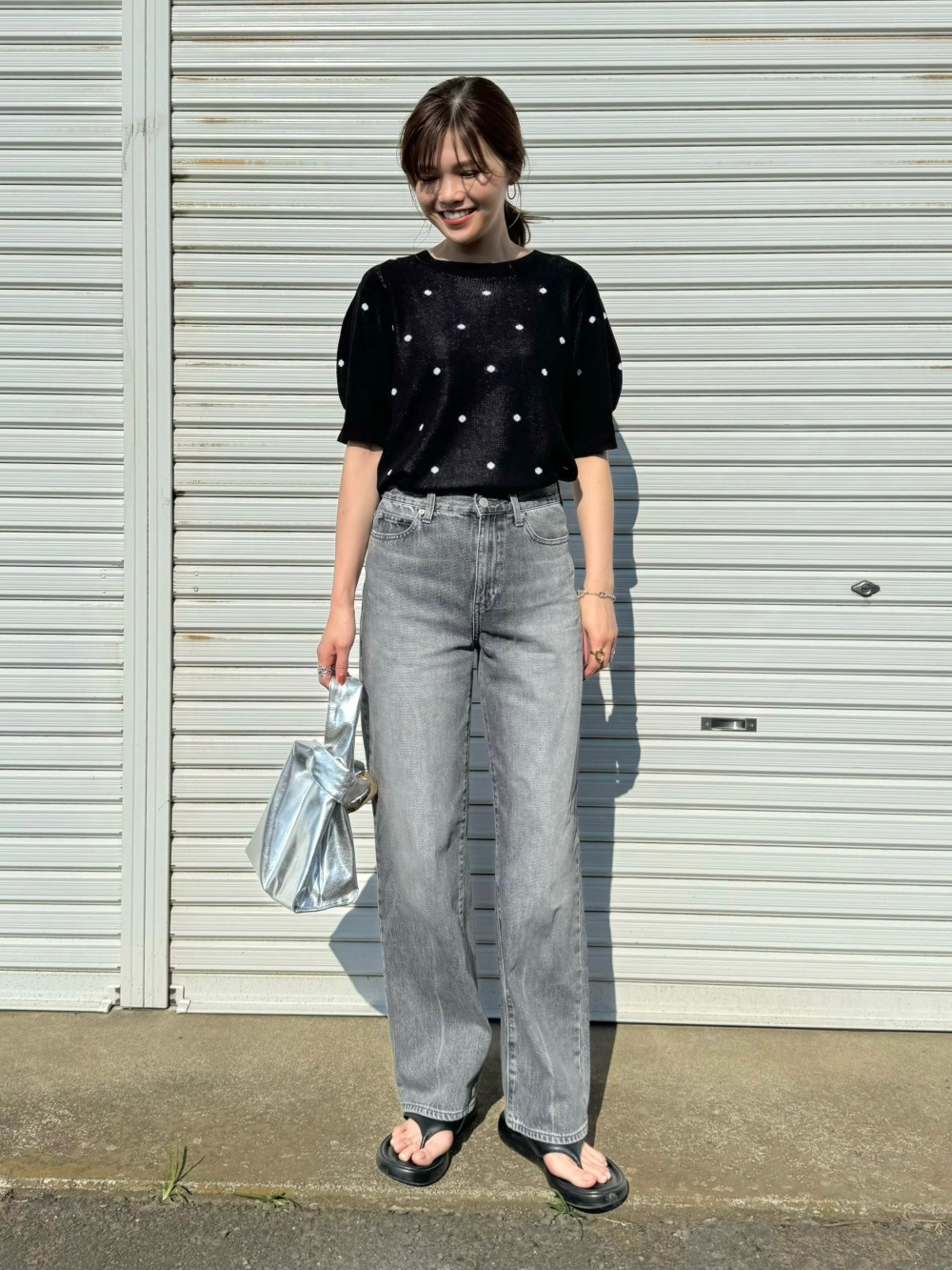 フレアデニム グレージーンズ ワイドストレート 美脚映えコーデ 40代のデニムは「ライトグレーのフレア」が正解なワケ！ – STORY