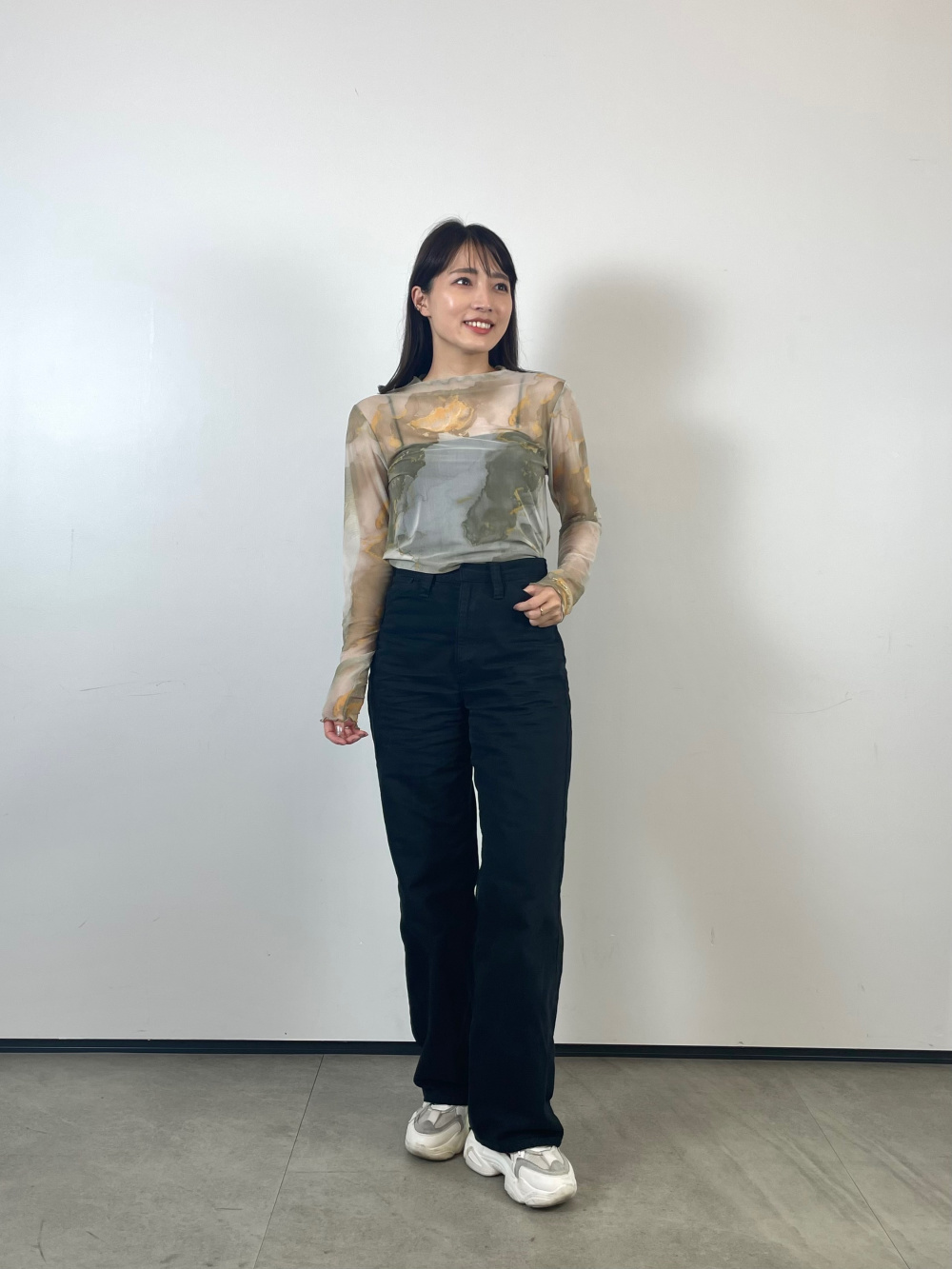 ニットTシャツ、ボクシーテーラードジャケット」の着用