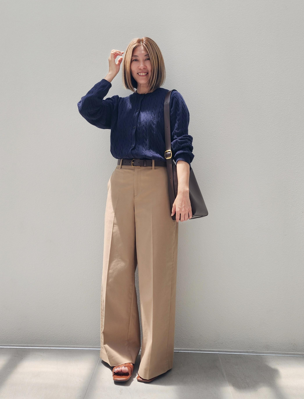 ケーブルクルーネックカーディガン、ワイドチノパンツ」の着用