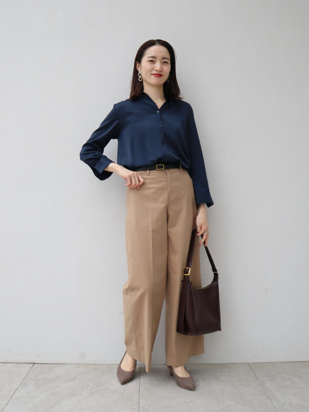 サテンブラウス、ワイドチノパンツ/丈長め」の着用コーディネート
