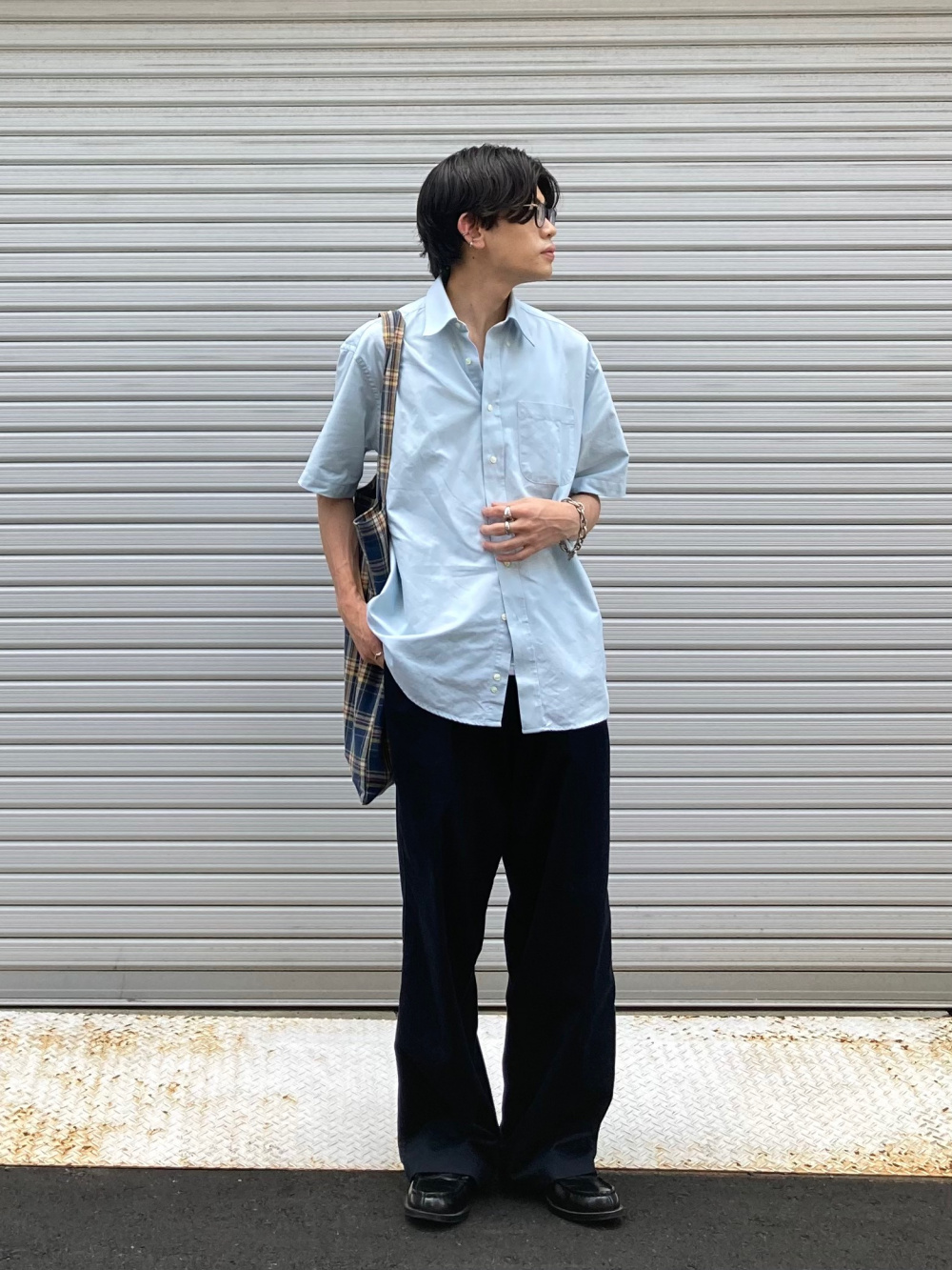 オーバーサイズワークシャツ（半袖）、タックワイドパンツ」の着用 