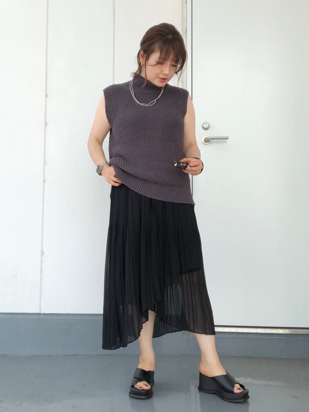 シフォンプリーツブラウス、シフォンプリーツミディスカート」の着用