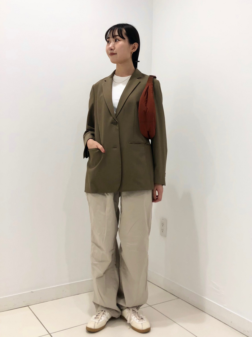 ポケッタブルUVカットパーカ/チェック、パラシュートパンツ」の着用