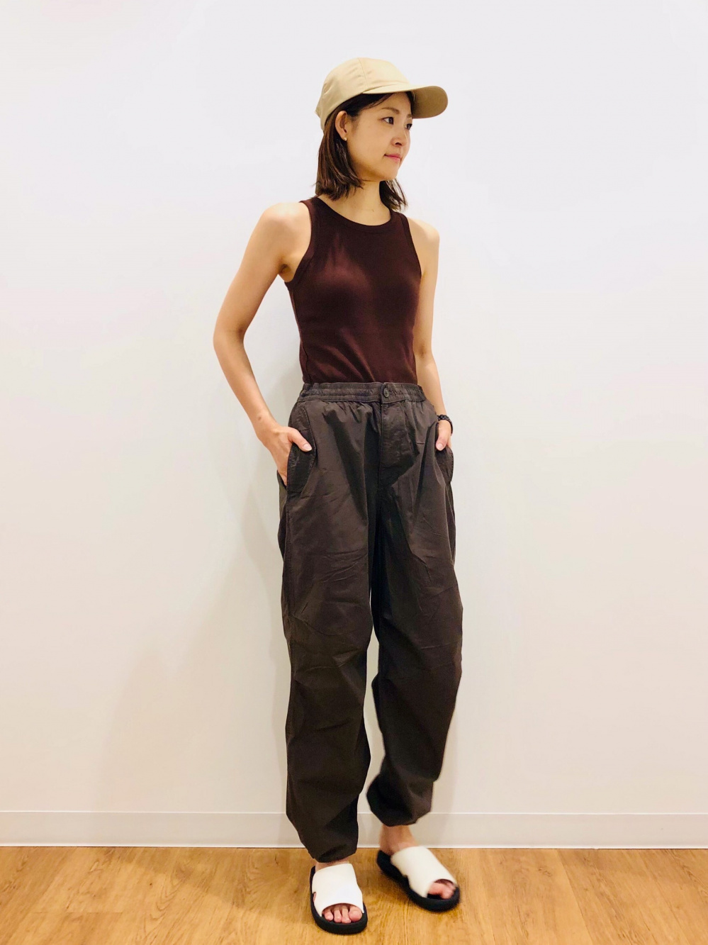 ポケッタブルUVカットパーカ/チェック、パラシュートパンツ」の着用