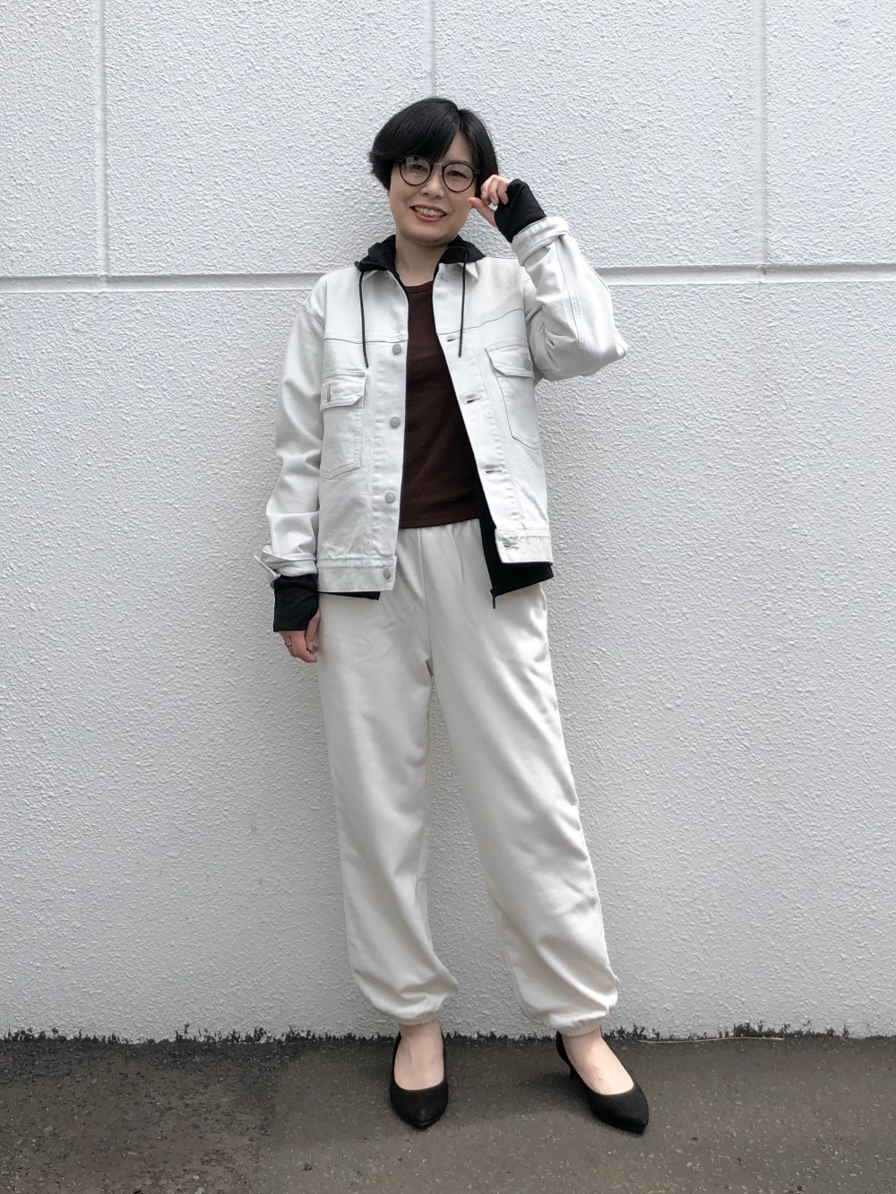 スウェットパンツ、テーラードジャケット/リラックスフィット」の着用