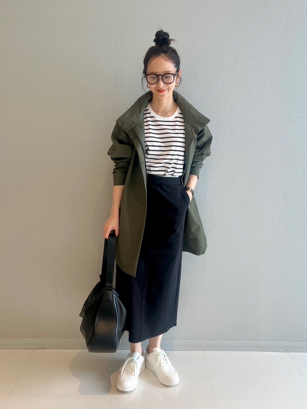 ボリュームスリーブワンピース、ブロックテックハーフコート」の着用  