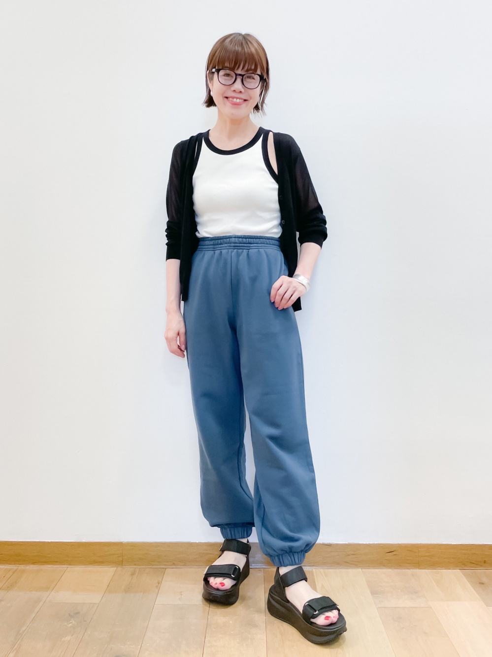 スウェットパンツ、スムースコットンリラックスクルーセーター」の着用