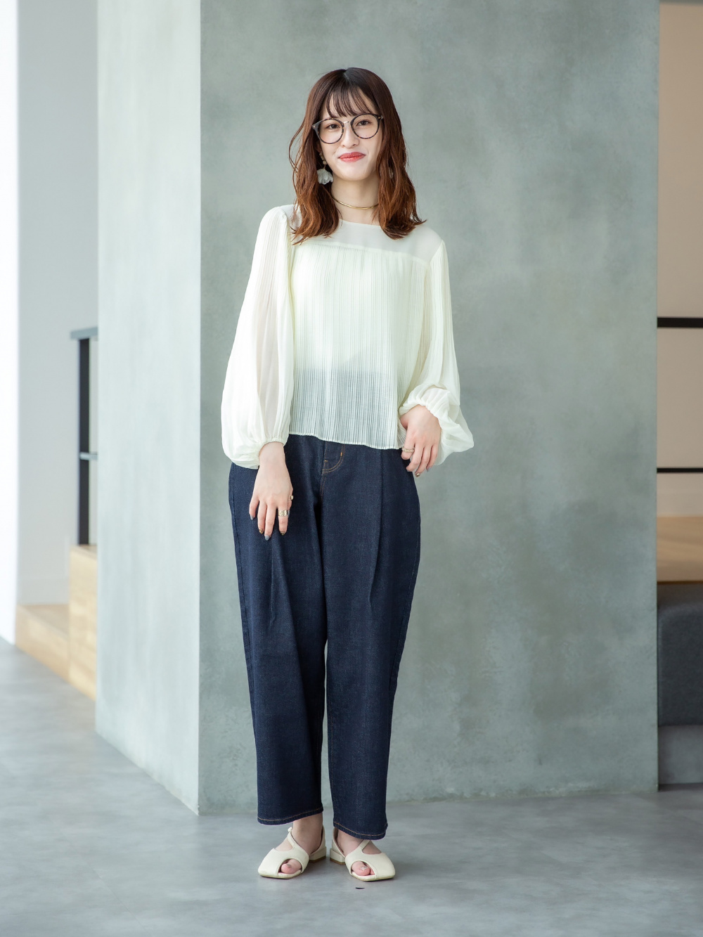 シフォンプリーツブラウス、シフォンプリーツミディスカート」の着用