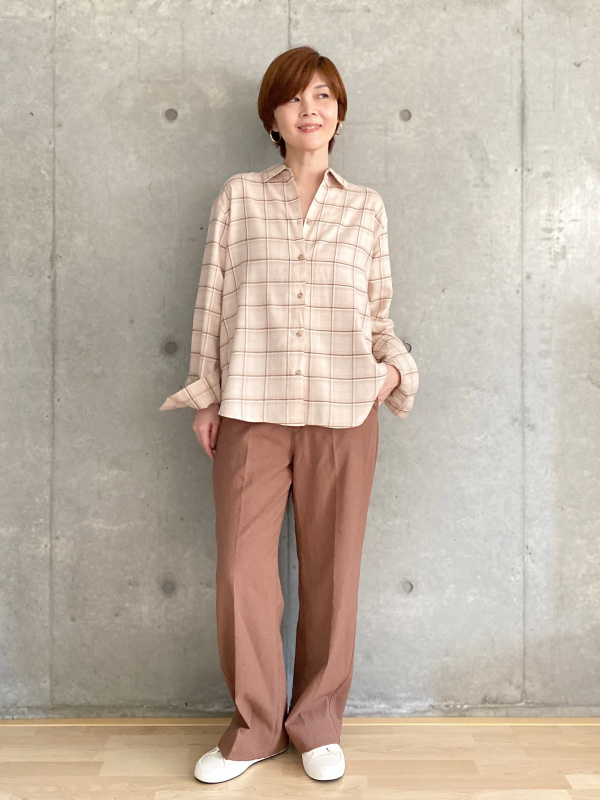 テーラードジャケット、リラックスストレートパンツ」の着用