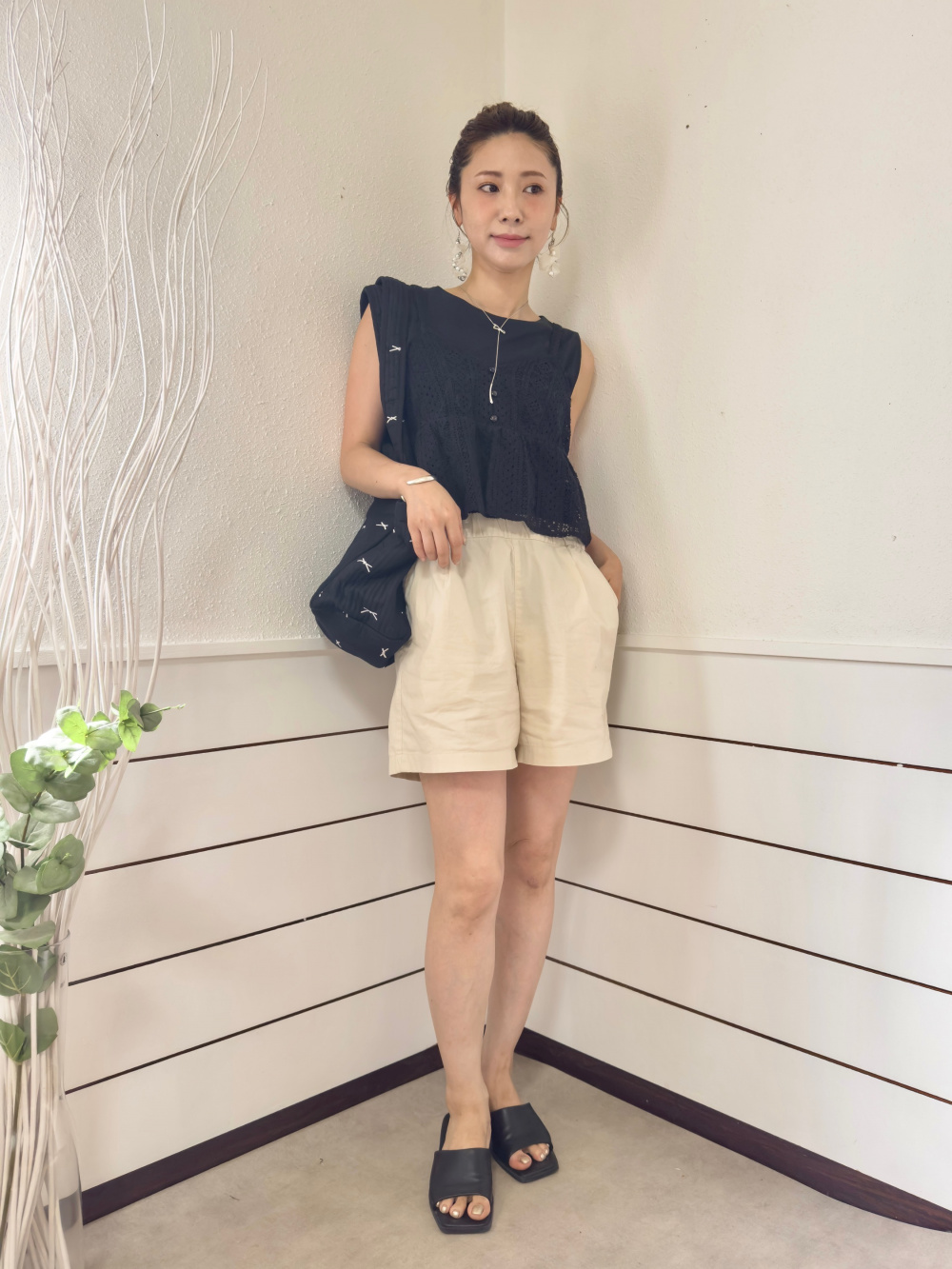 モックネック　ノースリーブ　ショートパンツ　サイズ36 春夏　スカートに変更可能 ボートネックノースリーブT、コットンイージーショートパンツ」の着用