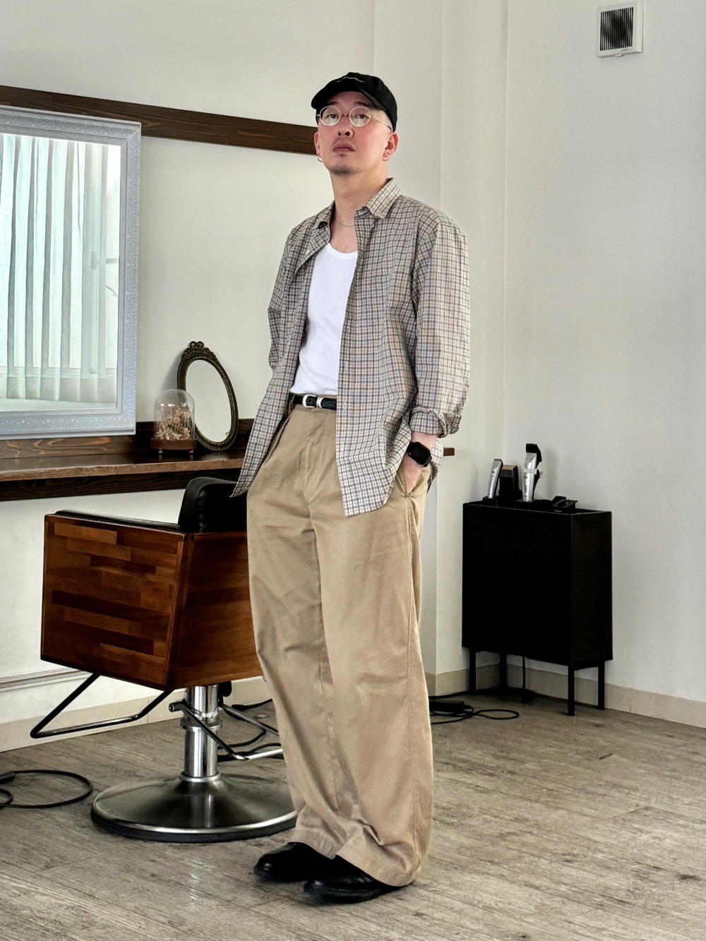 ニットTシャツ、ユーティリティフーデッドジャケット」の着用
