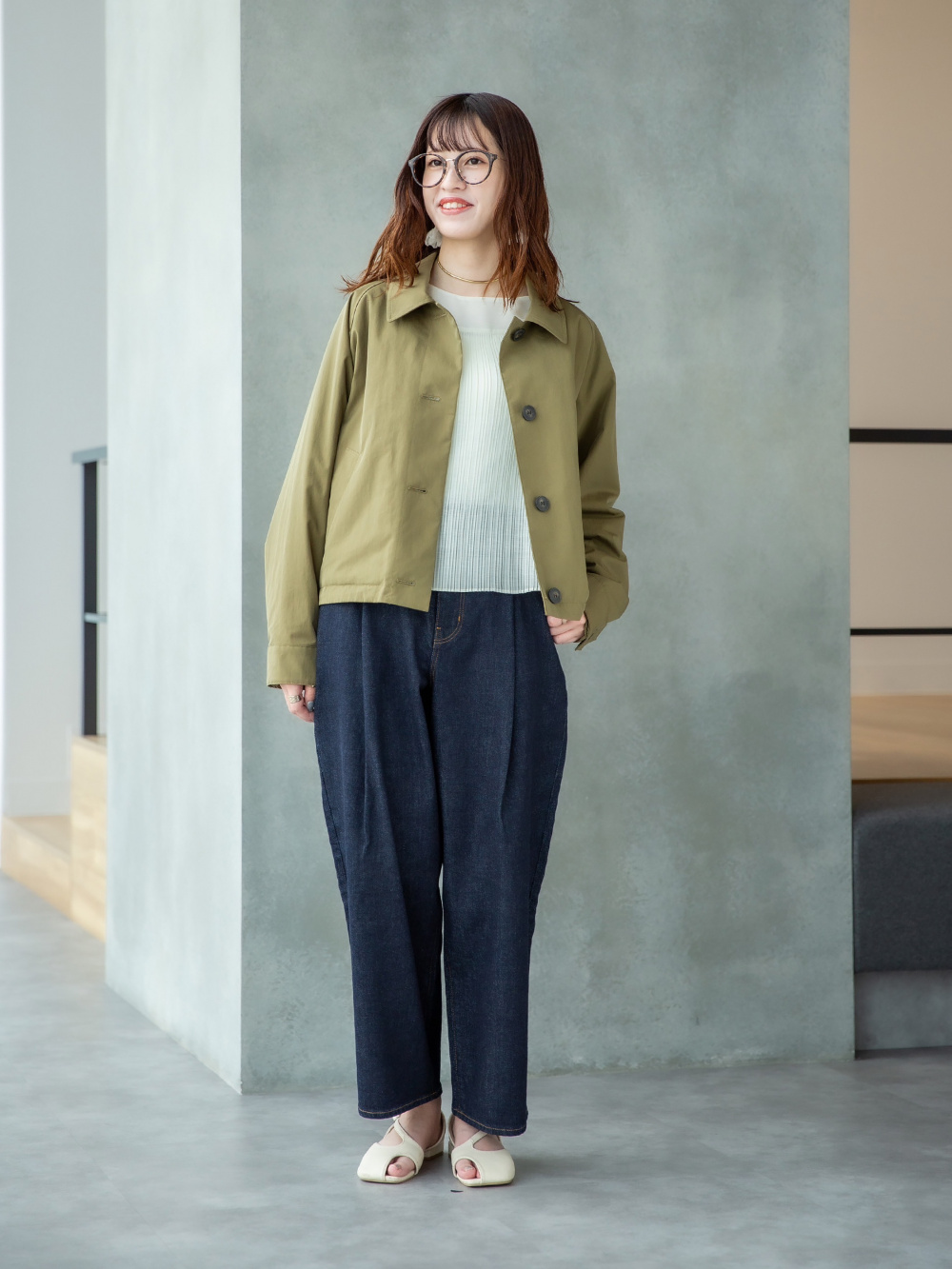 シフォンプリーツブラウス、シフォンプリーツミディスカート」の着用