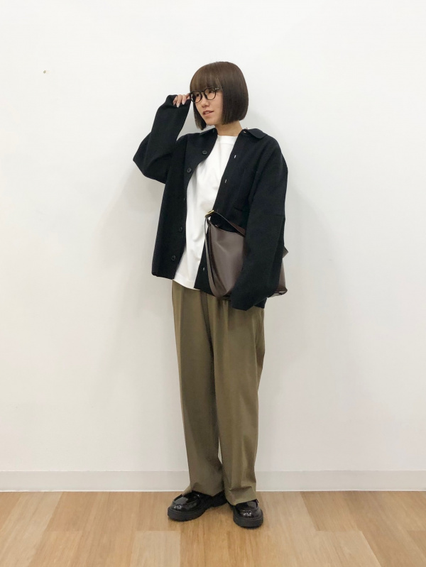 ミラノリブシャツカーディガン、デニムタックパンツのコーディネート