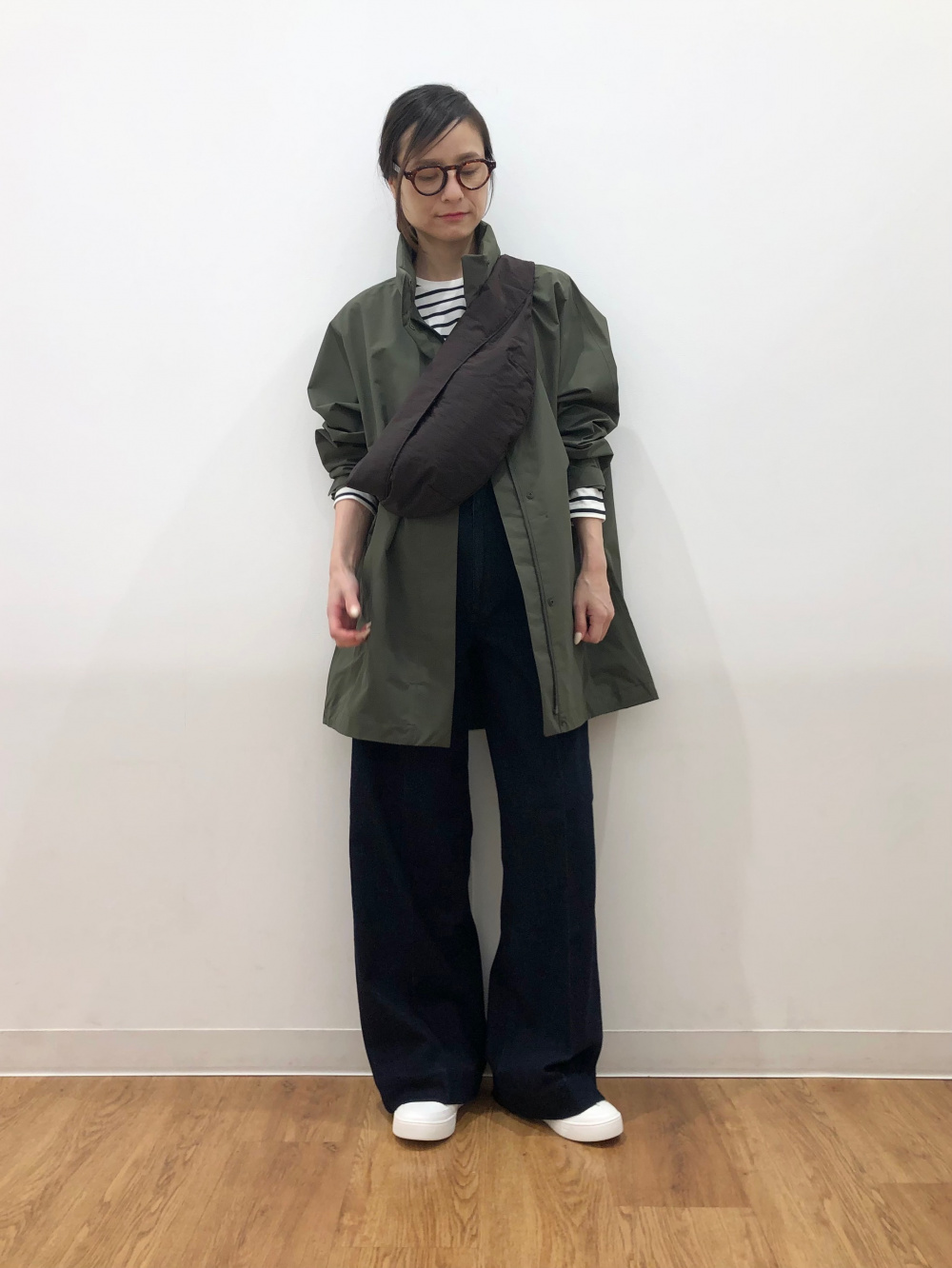 スタンドカラーオーバーサイズコート、Vネックベスト」の着用