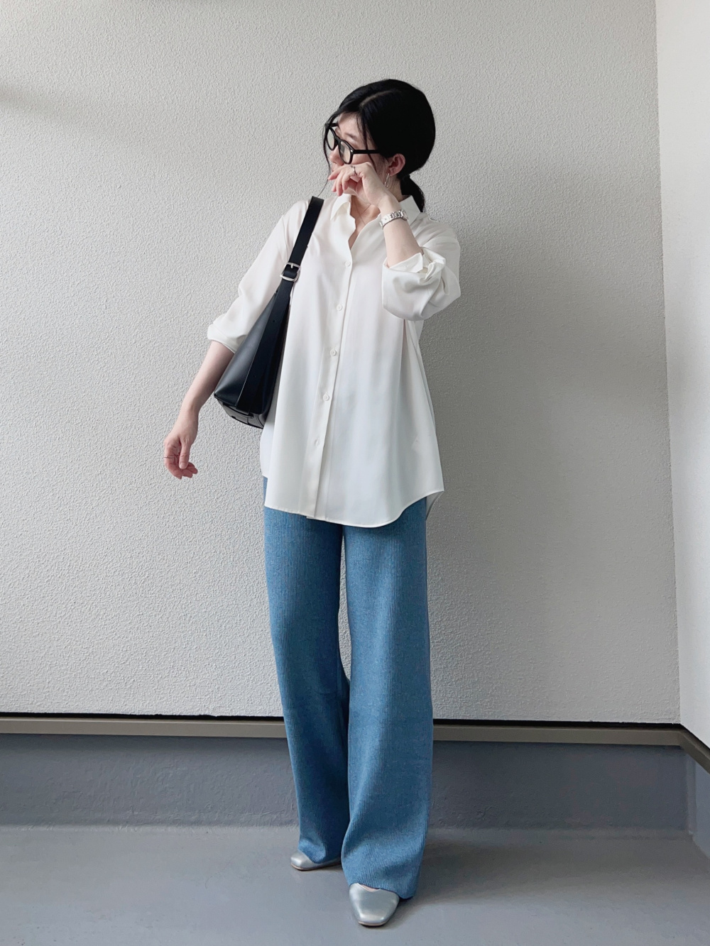 ホルターネックブラタンクトップ、サテンブラウス」の着用