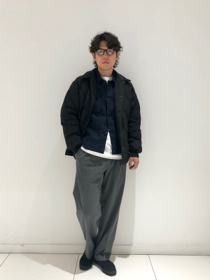 デニムジャケット、ワイドストレートジーンズ」の着用