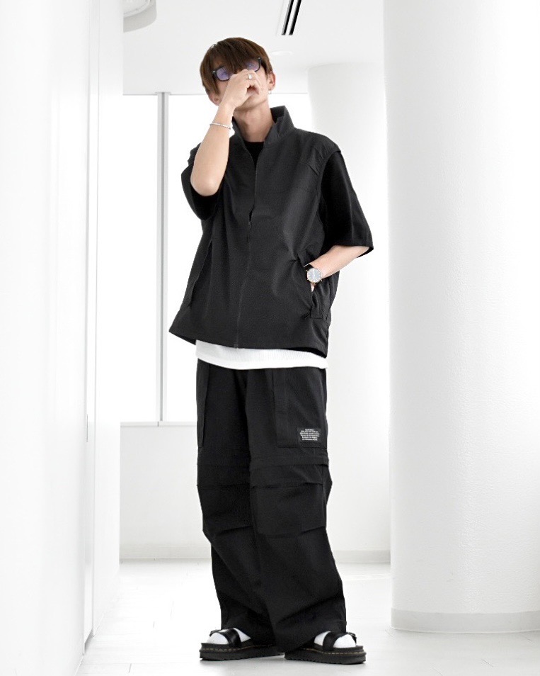 ニットTシャツ、ボクシーテーラードジャケット」の着用