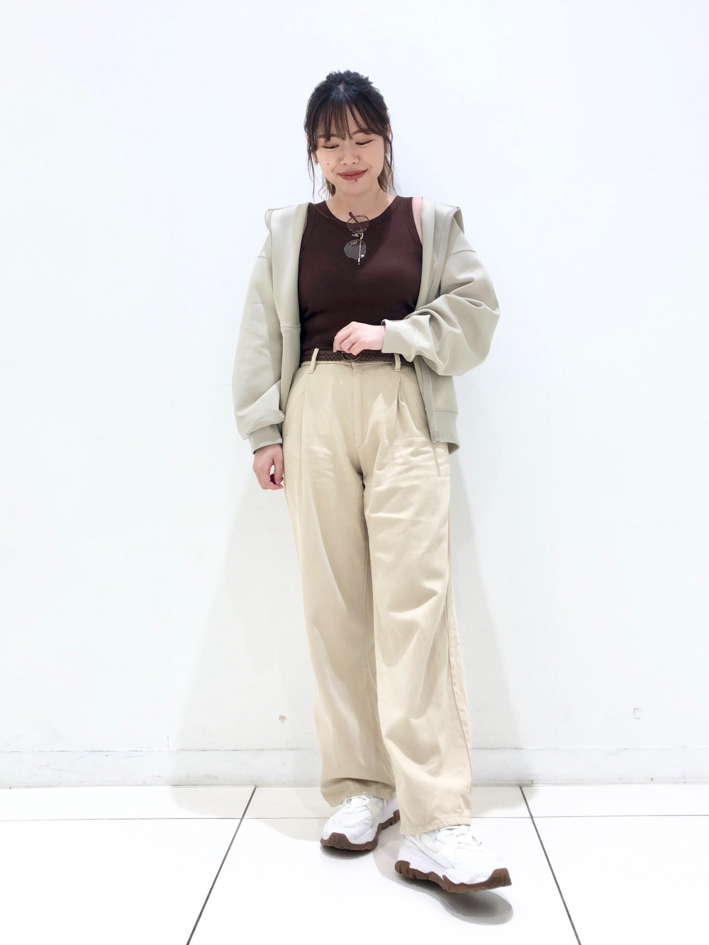 ドレープデニムタックパンツ」の着用コーディネート| ユニクロ公式