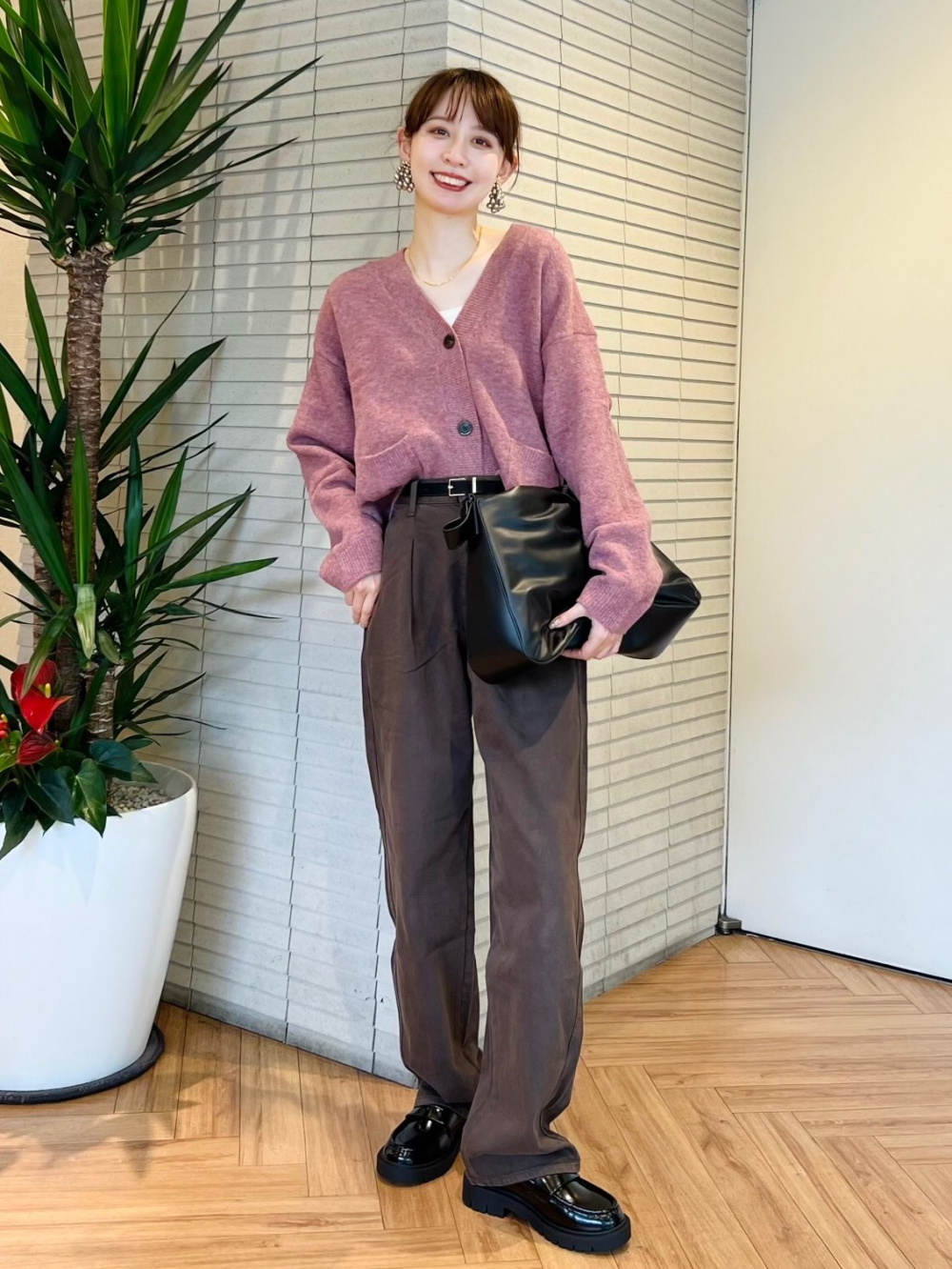 スフレヤーンVネックショートカーディガン、デニムタックパンツ