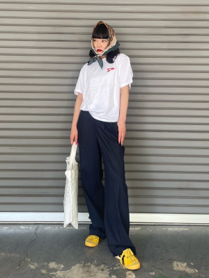 【新品】UNIQLO x KAWS  ARTBOOK トートバッグ　ステッカー付 新品未使用】UNIQLO KAWS カウズ トートバック - メルカリ