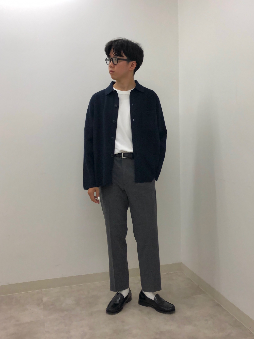 クルーネックTシャツ、ミラノリブシャツカーディガン」の着用 