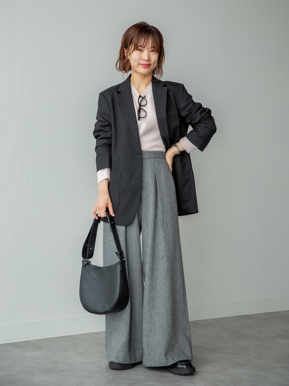 スウェットシャツ、ツイードオーバーサイズジャケット」の着用