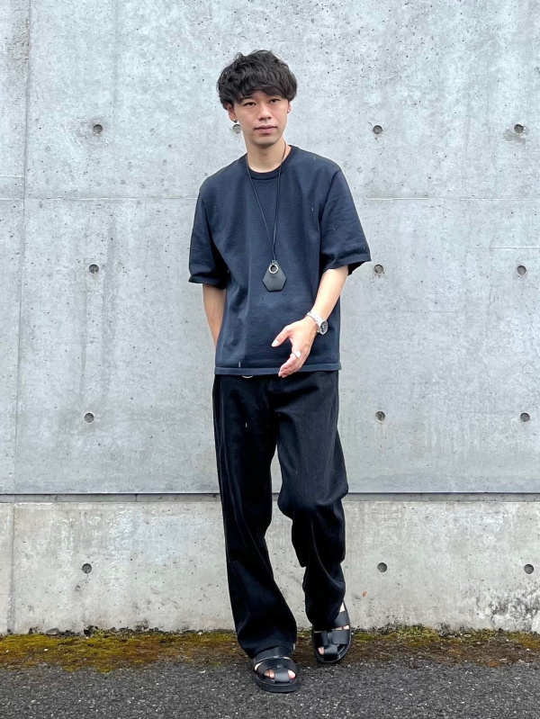 ニットTシャツ、ボクシーテーラードジャケット」の着用