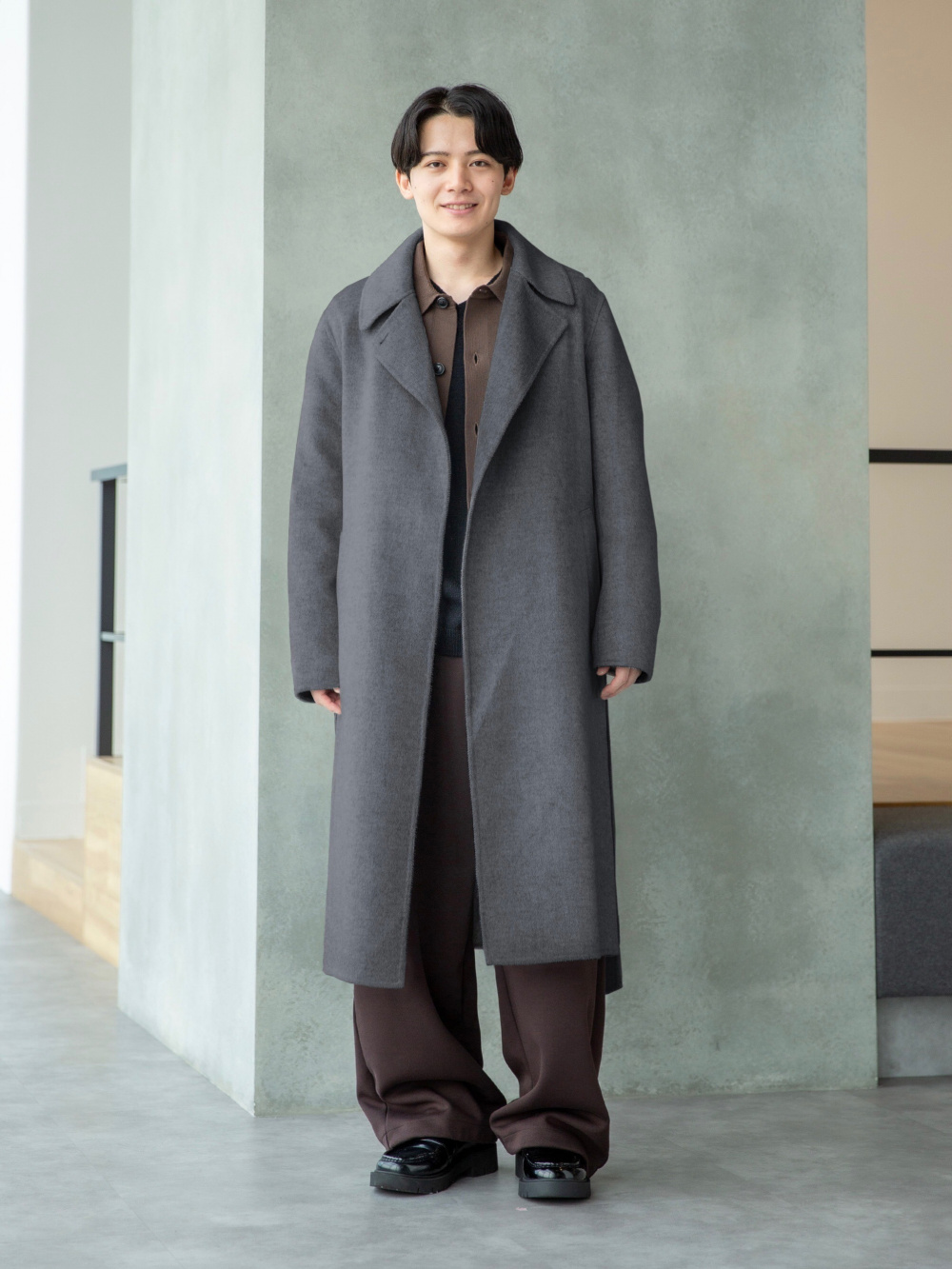 ダブルフェイスラップコート、リラックスVネックセーター」の着用