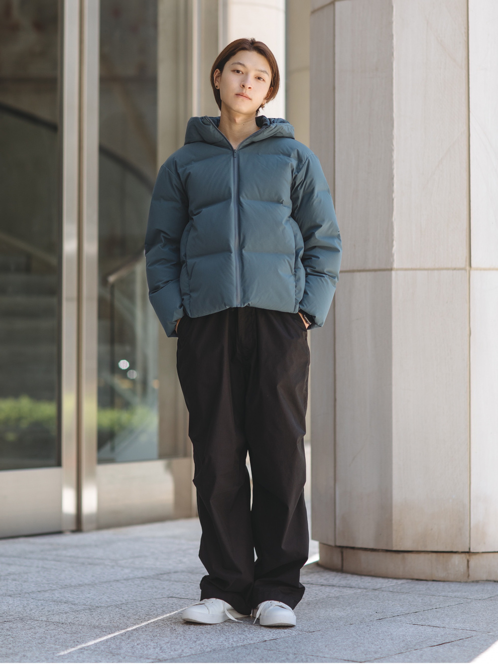 シームレスダウンパーカ、ワイドパラシュートパンツ」の着用 