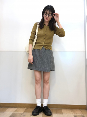 大人も挑戦しやすいミニ丈 UNIQLO（ユニクロ）ツイードスコートを使った秋のモノトーンコーデ｜＠BAILA