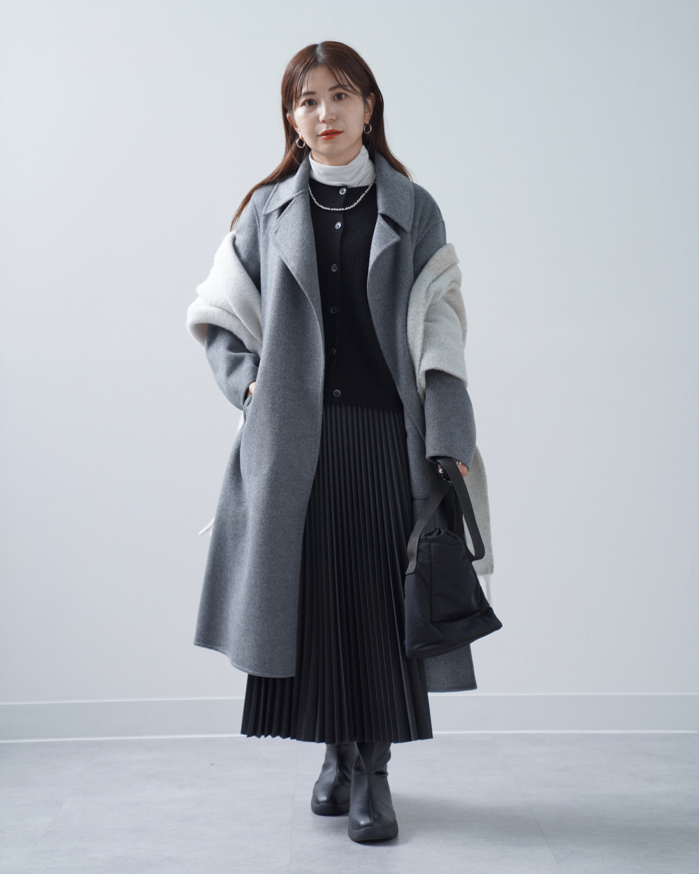 ユニクロ カシミア クルーネックショートカーディガン グレー　XLサイズ カシミヤクルーネックショートカーディガン（長袖）」の着用