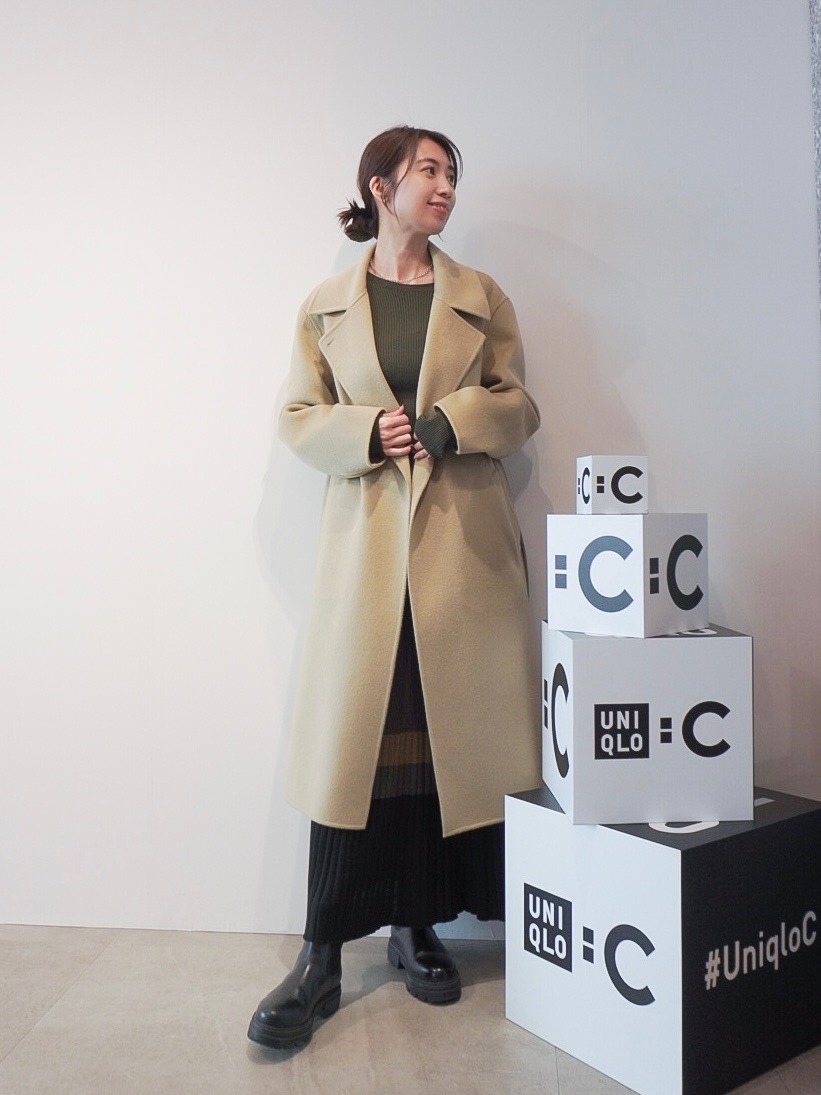 ダブルフェイスラップコート、リラックスVネックセーター」の着用