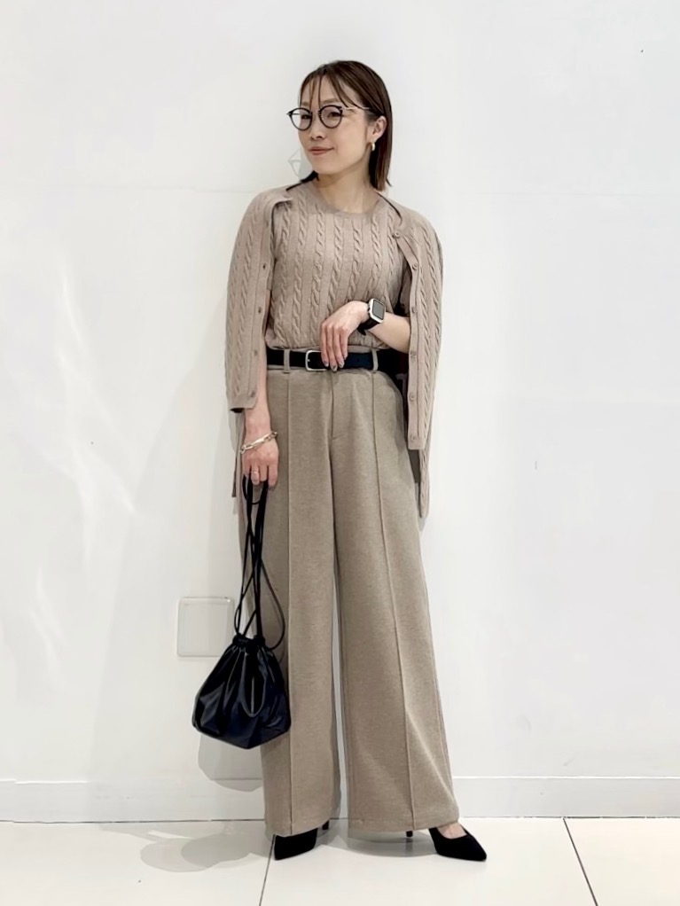 スウェットパンツ、ケーブルクルーネックカーディガン」の着用