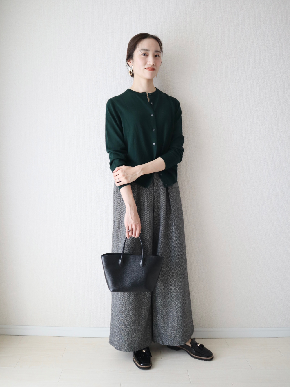 メリノクルーネックカーディガン、ツイードタックワイドパンツ」の着用