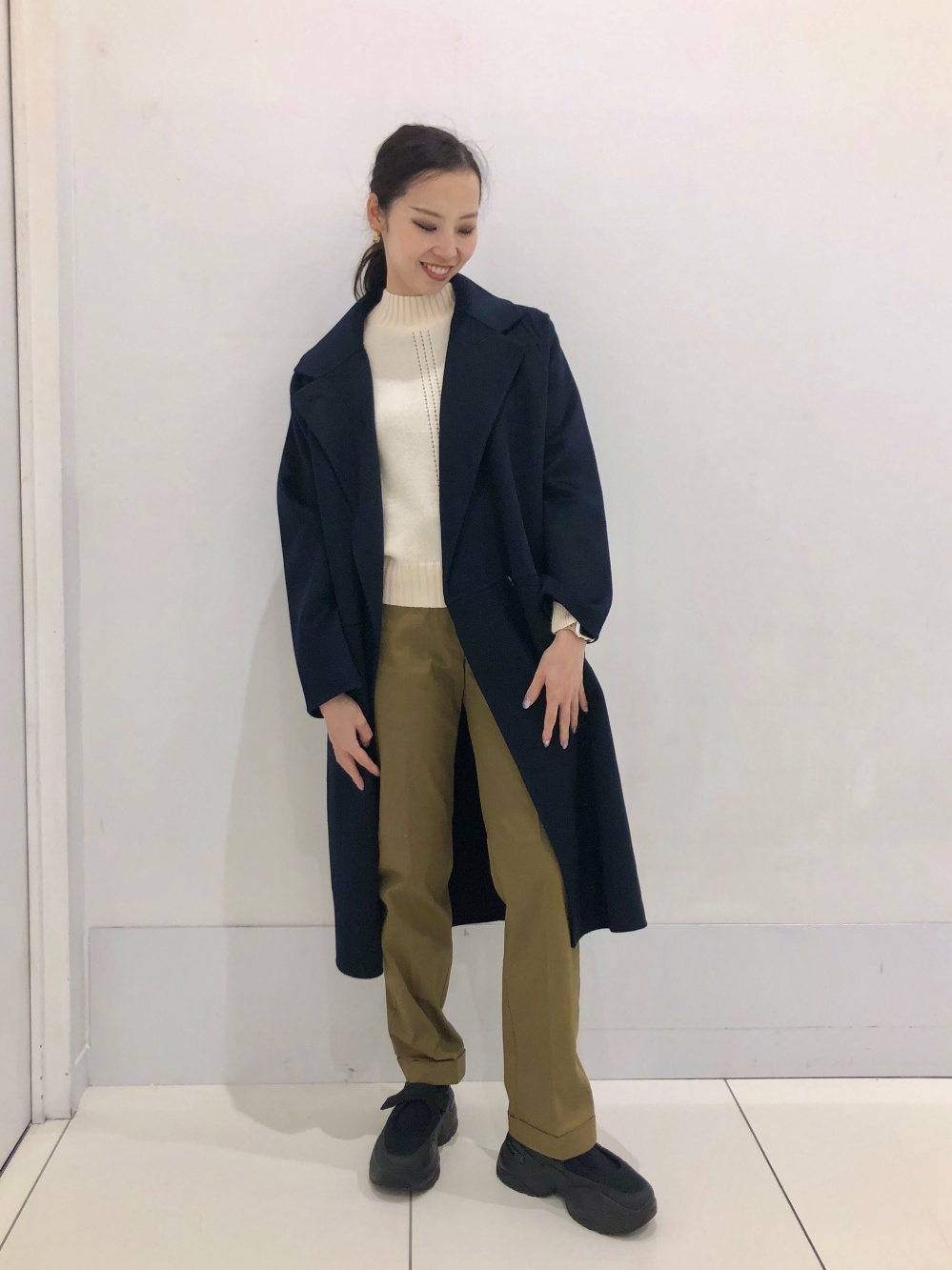 ダブルフェイスロングコート、カシミヤモックネックセーター」の着用